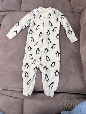 Hanna Andersson Cream One-Piece with Penguin Print size 6-12 month